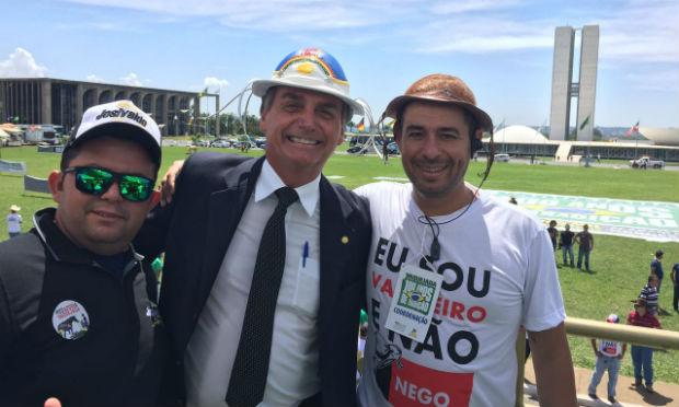 Bolsonaro posa com chapéu de Pernambuco em ato em Brasília