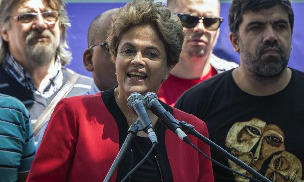 No Uruguai, Dilma denuncia tentativa de 'reverter' conquistas sociais