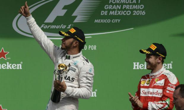 Hamilton mantém confiança no tetra: 'Tudo pode mudar até o último momento'