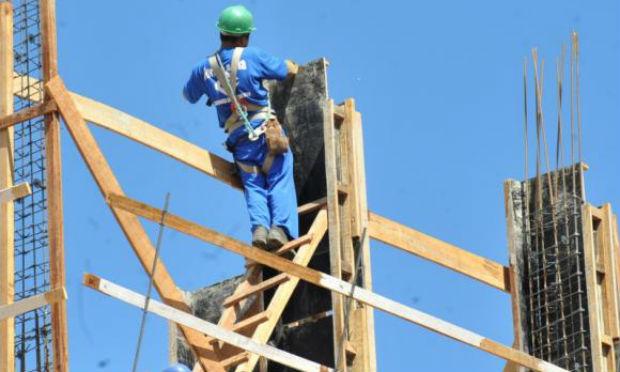 Emprego na construção civil recua pelo 24º mês seguido