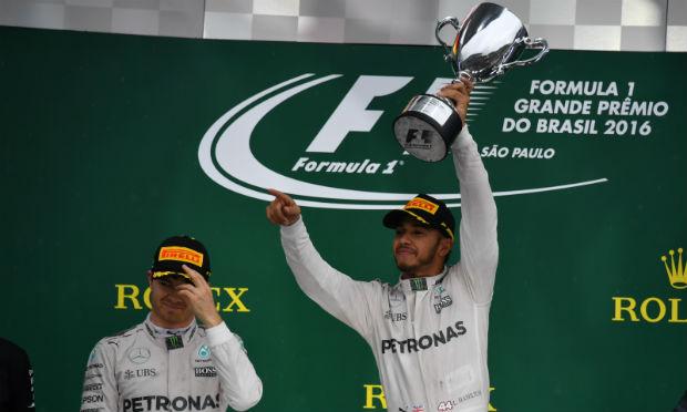 Hamilton vence GP do Brasil de F1 e se aproxima a 12 pontos de Rosberg