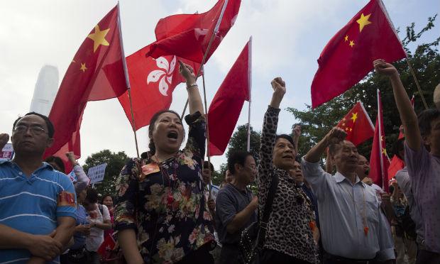 Militantes protestam contra a independência de Hong Kong