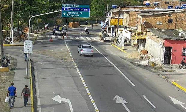 Viatura de fiscalização é retirada da Avenida Desembargador José Neves