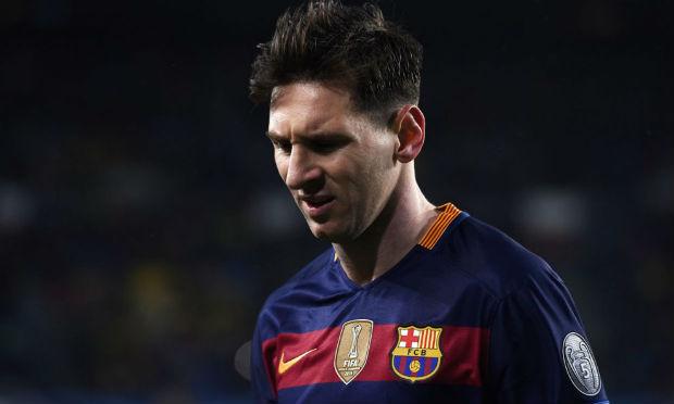 Messi passa mal de novo e desfalca Barça contra Málaga