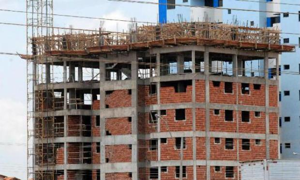 Indústria da construção volta a cair em ritmo maior, diz CNI