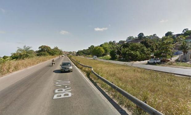 Caminhão sai da pista e atinge casa na BR-101, em Vila dos Milagres