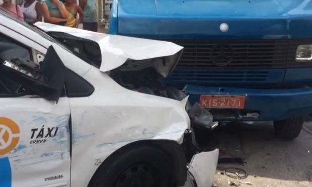Colisão entre táxi e caminhão deixa três pessoas feridas na Macaxeira