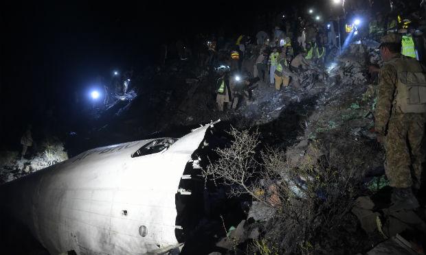 Avião cai no Paquistão e mata seus 48 ocupantes