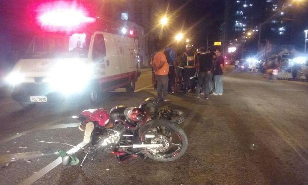 Batida entre táxi e moto deixa dois feridos na Cruz Cabugá