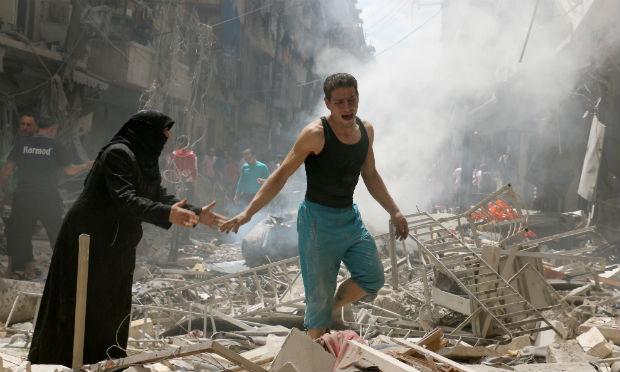Mais civis deixam cidade síria de Aleppo antes de votação na ONU