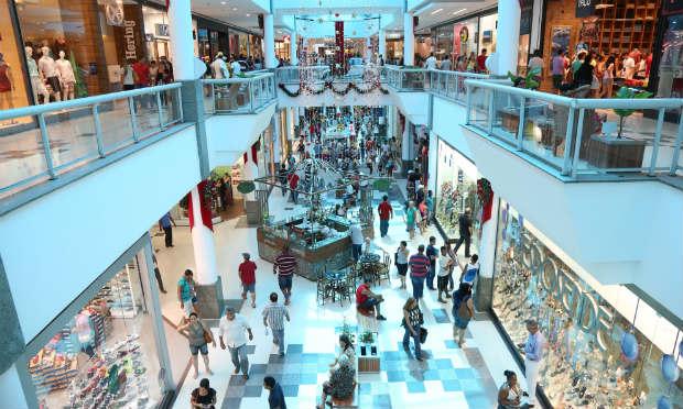 Vendas em shoppings no Natal caíram 3%, diz associação