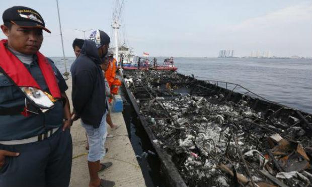 Ao menos 23 pessoas morrem em incêndio em balsa na Indonésia