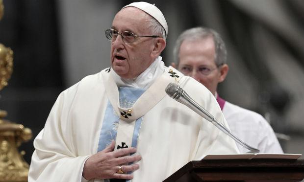 "Infelizmente, a violência nos atingiu mesmo nesta noite de bons desejos e esperança", lamentou o papa / Foto: AFP