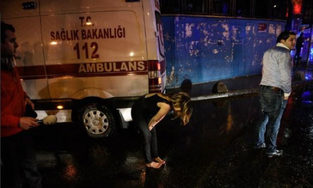 Segundo TV turca, dois homens armados entraram na boate fantasiados de Papai Noel / Foto: @HaberturkTV/ Twitter