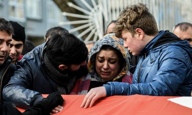 Parentes das vítimas do ataque na boate estão enterrando os corpos / Foto: AFP