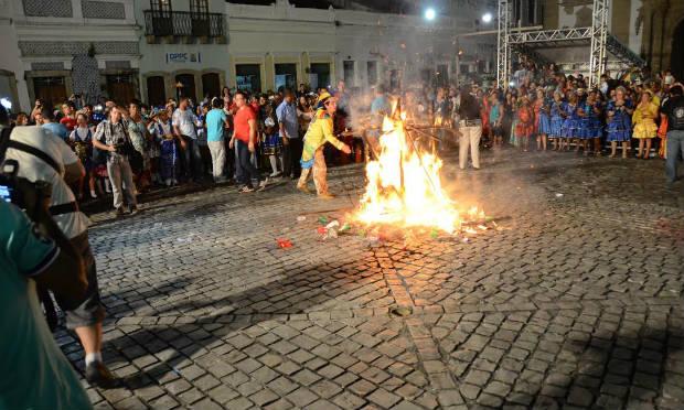 Enquanto a Lapinha é queimada, o público joga seus pedidos no fogo, na esperança de que sejam atendidos / Foto: Inaldo Menezes/Divulgação