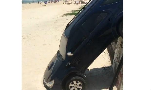 Carro de Pedro Novaes ficou preso entre o calçadão e a faixa de areia / Foto: reprodução