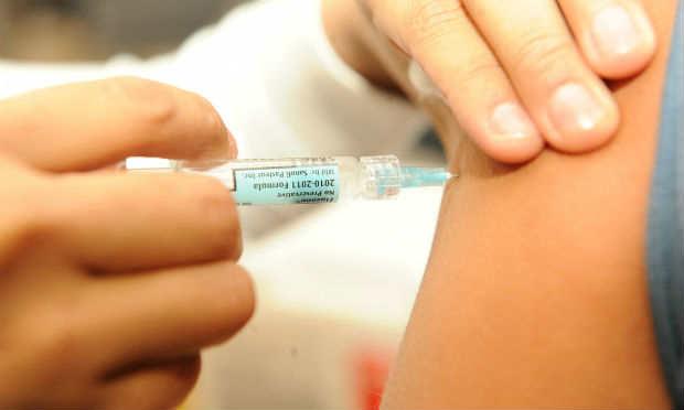 A recomendação feita pela OMS é de se aplicar apenas uma dose da vacina durante a vida / Foto: Agência Brasil