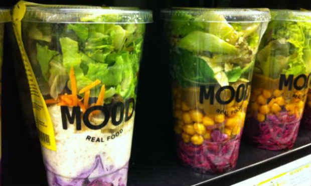Alimentos são servidos em copos e caixas, podendo ser consumidos na loja ou em qualquer lugar / Fotos: Eduardo Gazal