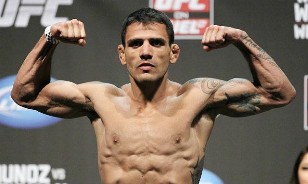 Rafael dos Anjos sofria muito para bater os 70,3kg da divisão dos leves. / Foto: UFC.