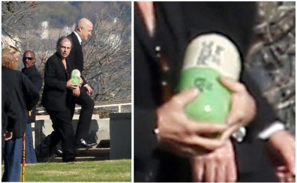 Irmão de Carrie Fisher chegou ao funeral trazendo a urna em formato de pílula / Foto: Reprodução/Twitter