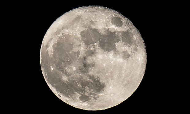 A Lua pode ter sido formada pelo impacto de uma série de pequenos corpos com uma Terra embrionária / Foto: AFP
