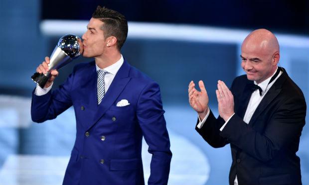 Cristiano Ronaldo faturou sua quarta Bola de Ouro da Fifa. / Foto: AFP.