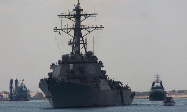 Navio de guerra americano faz tiros de advertência contra barcos iranianos