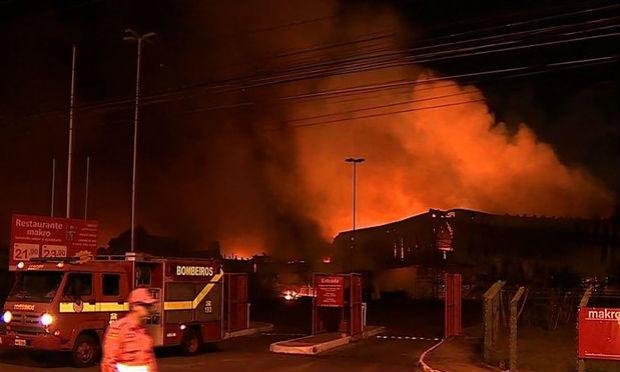 Uma cortina de fumaça podia ser vista a quilômetros; Bombeiros estão no local para apagar as chamas / Foto: Reprodução/ TV Sergipe