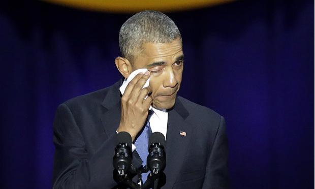 Obama se emocionou ao falar da esposa e das filhas no seu último discurso como presidente dos EUA / Foto: AFP