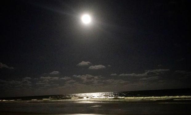A primeira lua cheia do ano atraiu olhares, na noite desta quinta-feira (12), em Pernambuco / Foto: Gustavo Belarmino/NE10