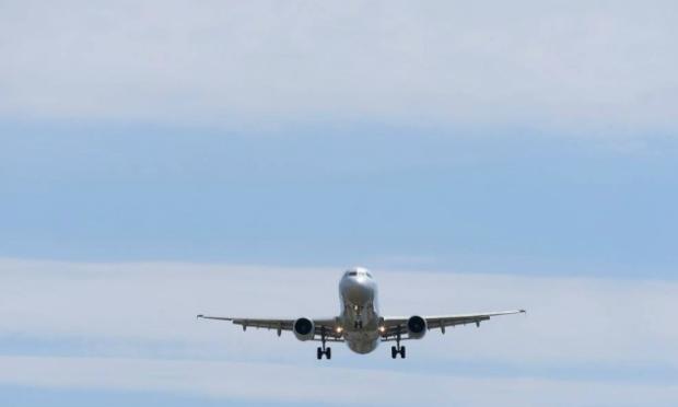 O avião se chocou com o solo após passar por uma espessa névoa enquanto chegava ao aeroporto / Foto: AFP