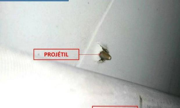 Imagem do projétil cravado na asa esquerda da aeronave da Latam.  / Foto: Reprodução.