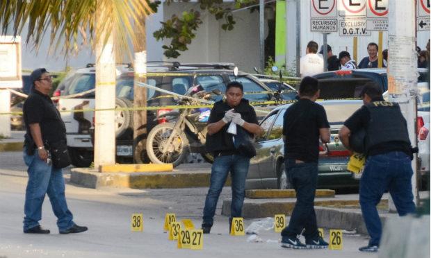 O tiroteio em frente a uma Procuradoria no México deixou um policial e três suspeitos mortos. Cinco pessoas foram detidas / Foto: AFP