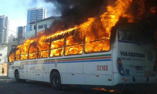 Ônibus teria sido interceptado por adolescentes e incendiado logo em seguida, diz tenente da PM. / Foto: Reprodução/Tribuna do Norte.