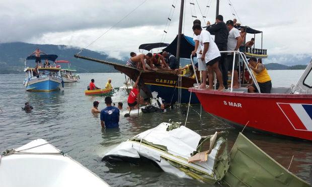 Empresário relata que uma mulher pediu ajuda desesperadamente para sair do avião bimotor que caiu no mar / Foto: Anjos da Guarda/ Divulgação