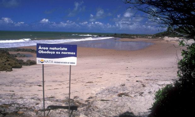 Praia de Tambaba, na Paraíba, é bastante tradicional para a prática do nudismo / Foto: Chico Porto/Acervo JC Imagem