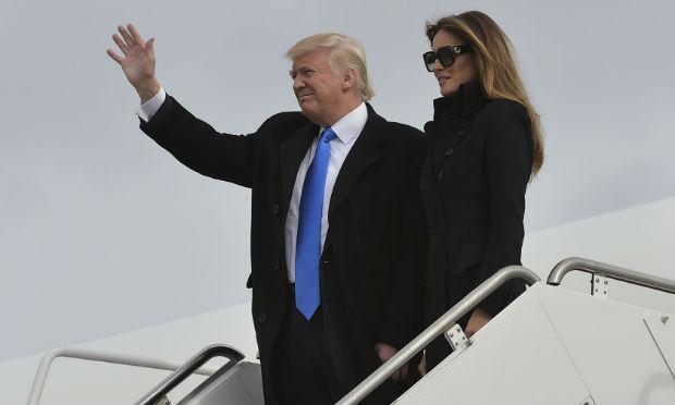 Donald Trump chegou de avião nesta quinta-feira a Washington para dar início a um mandato de quatro anos, determinado a transformar a política americana. / Foto: Mandel Ngan / AFP