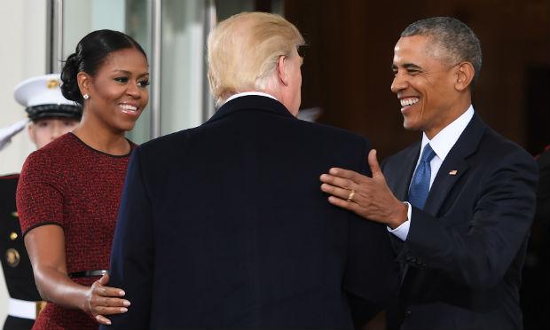Pouco antes de receber Trump na Casa Branca, Obama e sua esposa Michelle divulgaram no Twitter um quarto vídeo em que Obama agradeceu a seus compatriotas pelo apoio recebido nos oito anos de governo. / Foto: Jim Watson / AFP