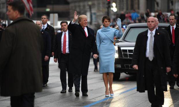 No trajeto, Trump desceu rapidamente do veículo e caminhou por um trecho da Avenida Pensilvânia / Foto: AFP