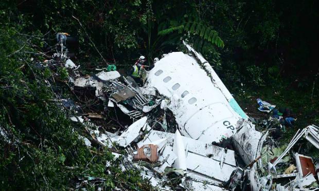Uma investigação das autoridades aeronáuticas colombianas estabeleceu que o avião tinha combustível limitado para fazer o trajeto. / Foto: AFP.
