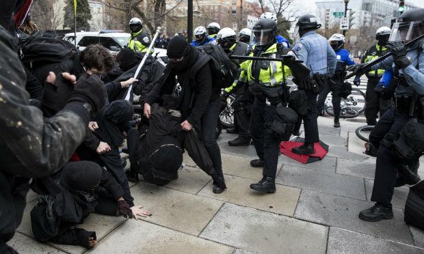A polícia americana já deteve 90 manifestantes na cidade, segundo a agência de notícias AFP. / Foto: Zach Gibson / AFP