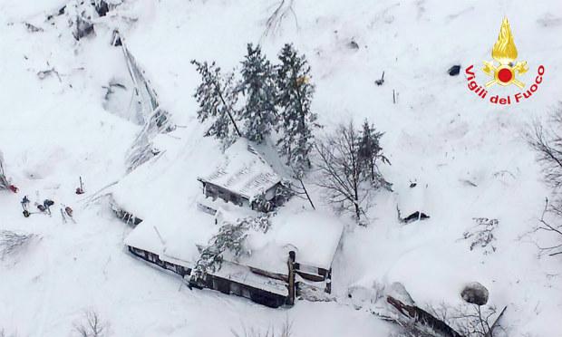 As buscas por sobreviventes da avalanche na Itália começaram apenas na quarta-feira (18) à noite / Foto: AFP