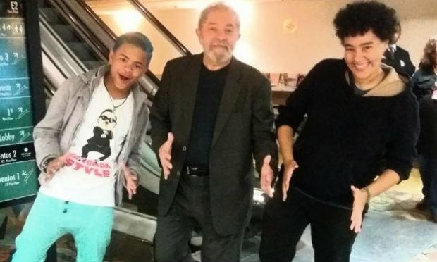 Lula faz passo famoso de funk em brincadeira de jovens em São Paulo