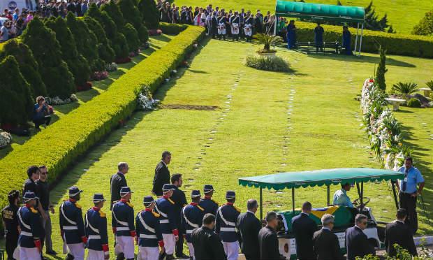 Corpo do ministro Teori Zavascki é enterrado em Porto Alegre