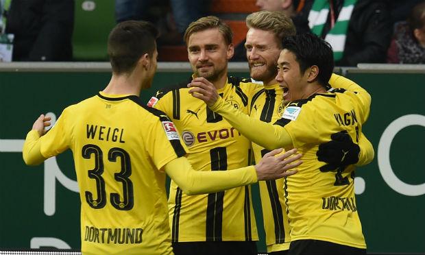 Borussia aproveita expulsão de goleiro do Werder Bremen e vence fora