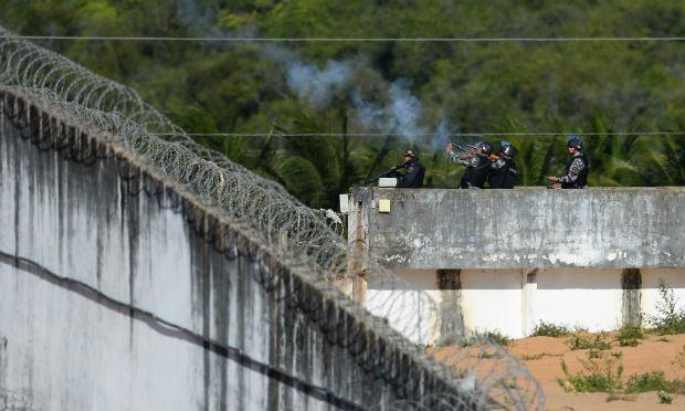 Policiais entram na Penitenciária de Alcaçuz para erguer muro