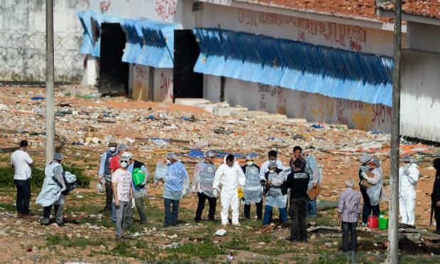 Tamanho e quantidade de fossas dificultam busca por corpos em Alcaçuz
