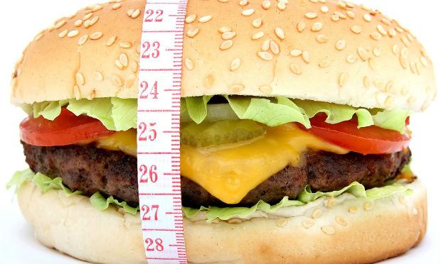 Mastigação pode ser a causa da obesidade em jovens, diz estudo