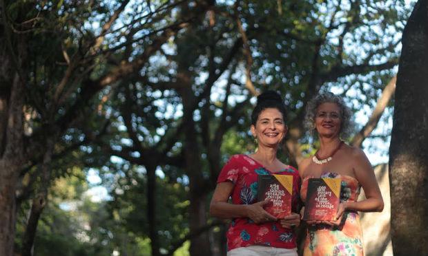 A autora Jane Pinheiro (E) e a escritora Maria Alice Amorim, editora da obra.  / Foto: Divulgação. 